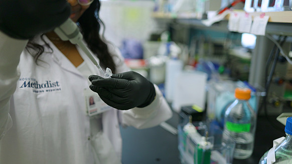 SU Student Intern Working in Lab