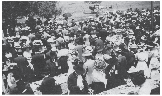 Homecoming Picnic in San Gabriel Park, 1909. This was the ﬁrst homecoming celebration in Southwestern history. Former students raised funds, provided homes, prepared and served a barbecue supper, and decorated the town buildings. Members of the senior class waited tables. (Photo courtesy of Southwestern University, Special Collections)